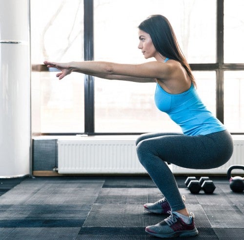 太もものエクササイズをしている女性