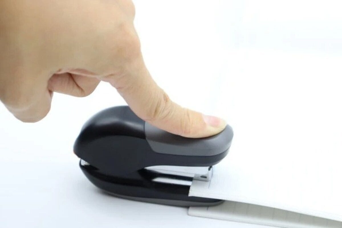 ダイソーのスムーズに使えるホッチキス（黒、省力タイプ）