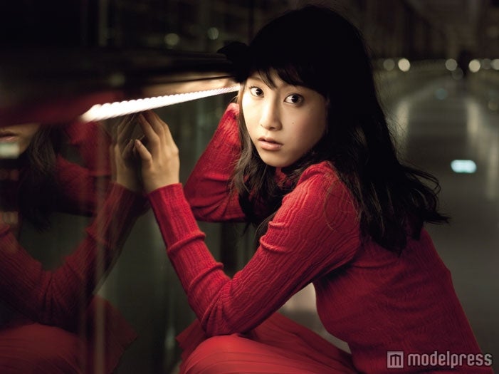 松井玲奈ファースト写真集「きんぎょ」（光文社、2012年3月1日発売）より