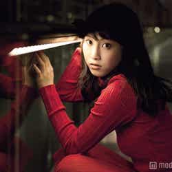 松井玲奈ファースト写真集「きんぎょ」(光文社、2012年3月1日発売)より