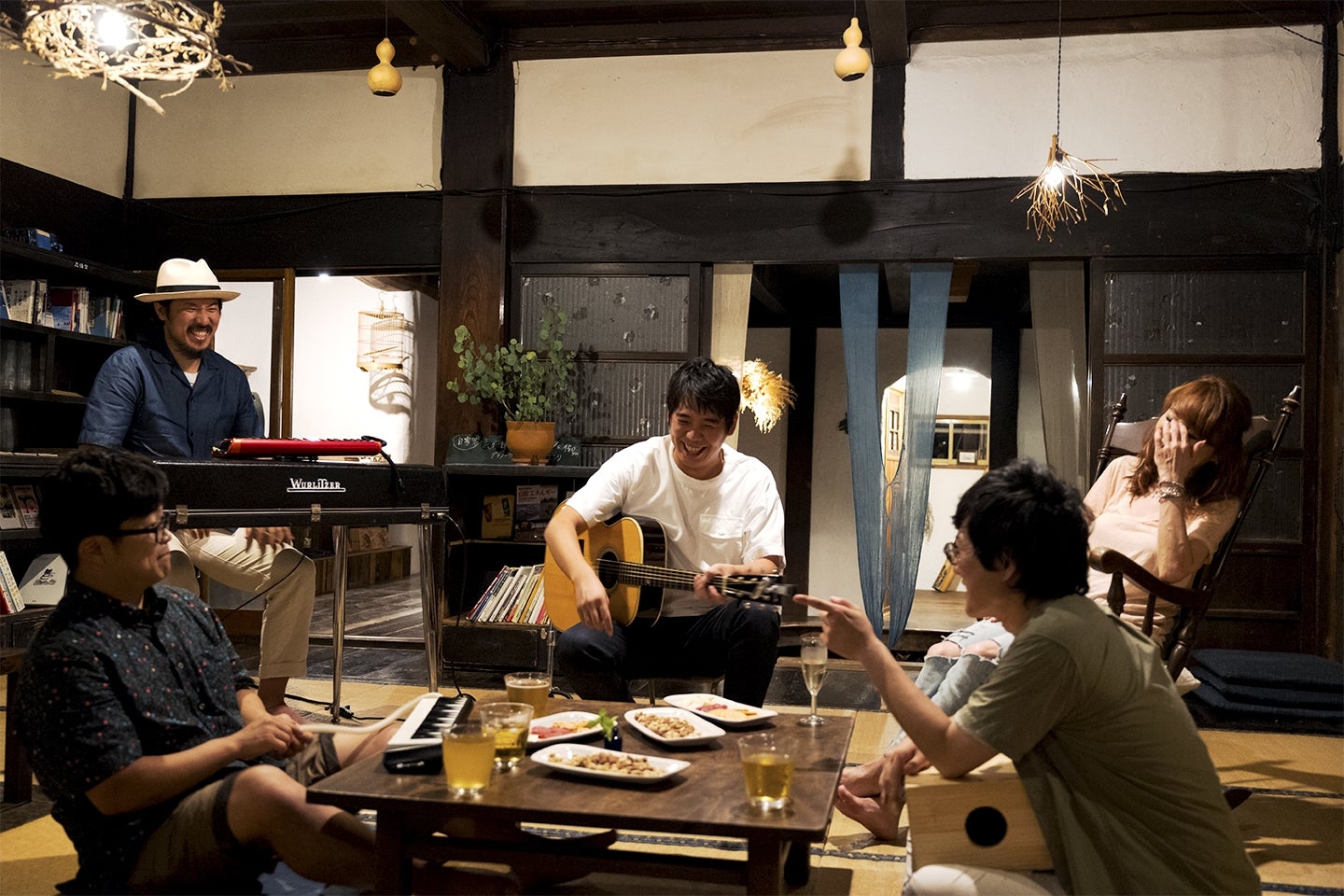 笑いの絶えない夜（C）Airbnb