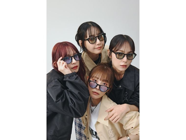 「ナノ・ユニバース」が「スキャンダル」と協業 フォトTシャツやサングラスなどを販売