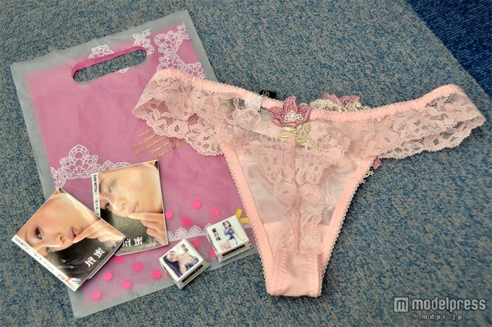 ファンに手渡した「壇蜜セクシー写真入りチロルチョコ」「壇蜜セレクト高級ランジェリー」「壇蜜セクシー写真入りコンドーム」