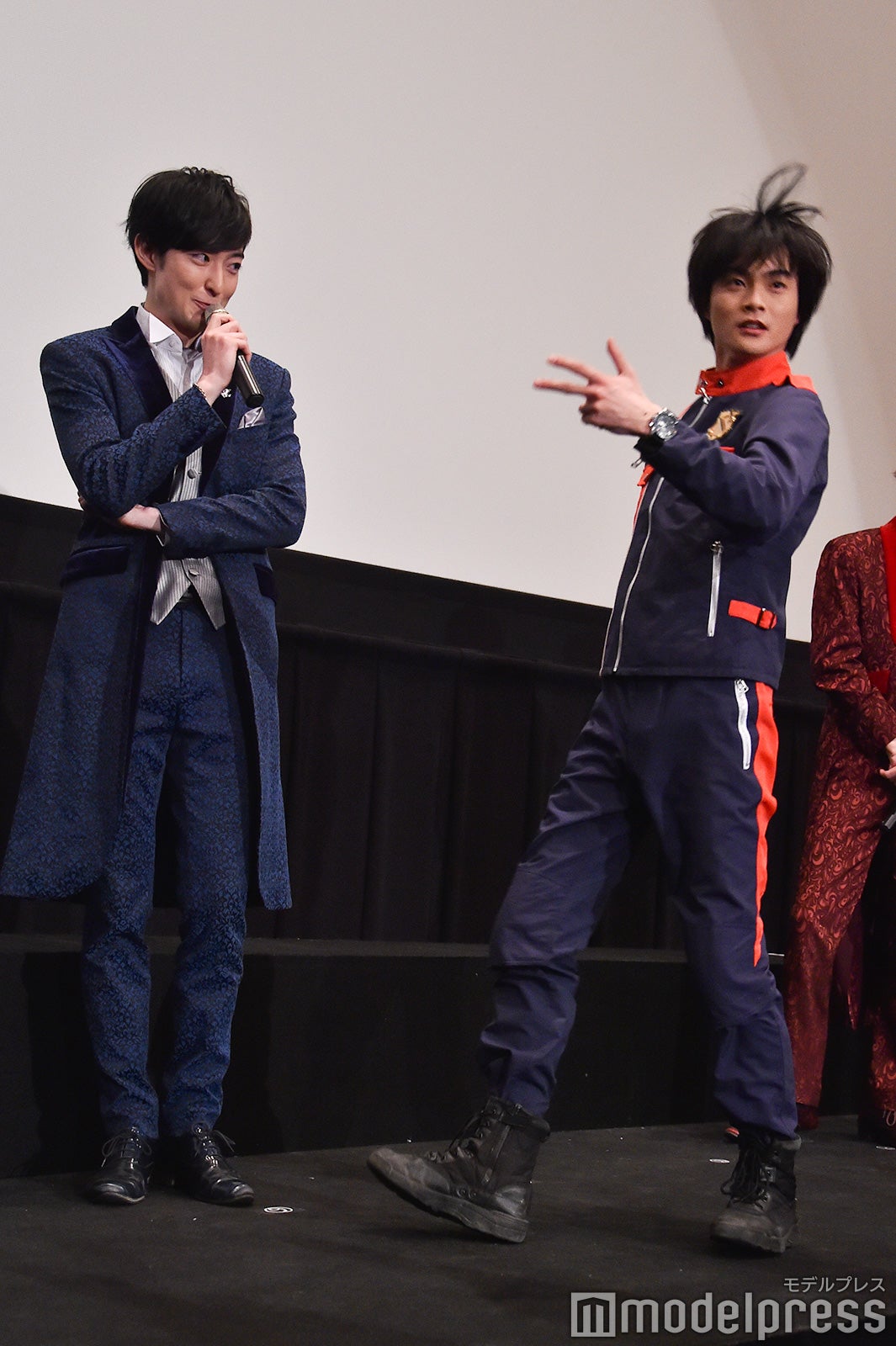 ルパンブルーの実演を披露する濱正悟、結木滉星 （C）モデルプレス