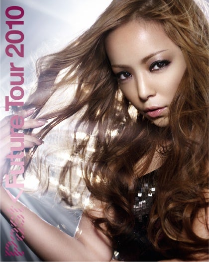 安室奈美恵Blu-ray「namie amuro PAST＜FUTURE tour 2010」（avex trax、2010年12月15日発売）