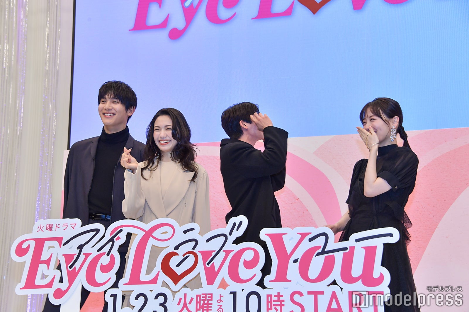 照れるチェ・ジョンヒョプ（左から3番目）、中川大志、二階堂ふみ、山下美月（C）モデルプレス