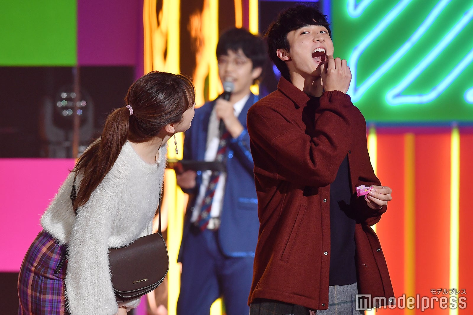 藤井サチ、小関裕太がチョコを食べそうになって焦る （C）モデルプレス