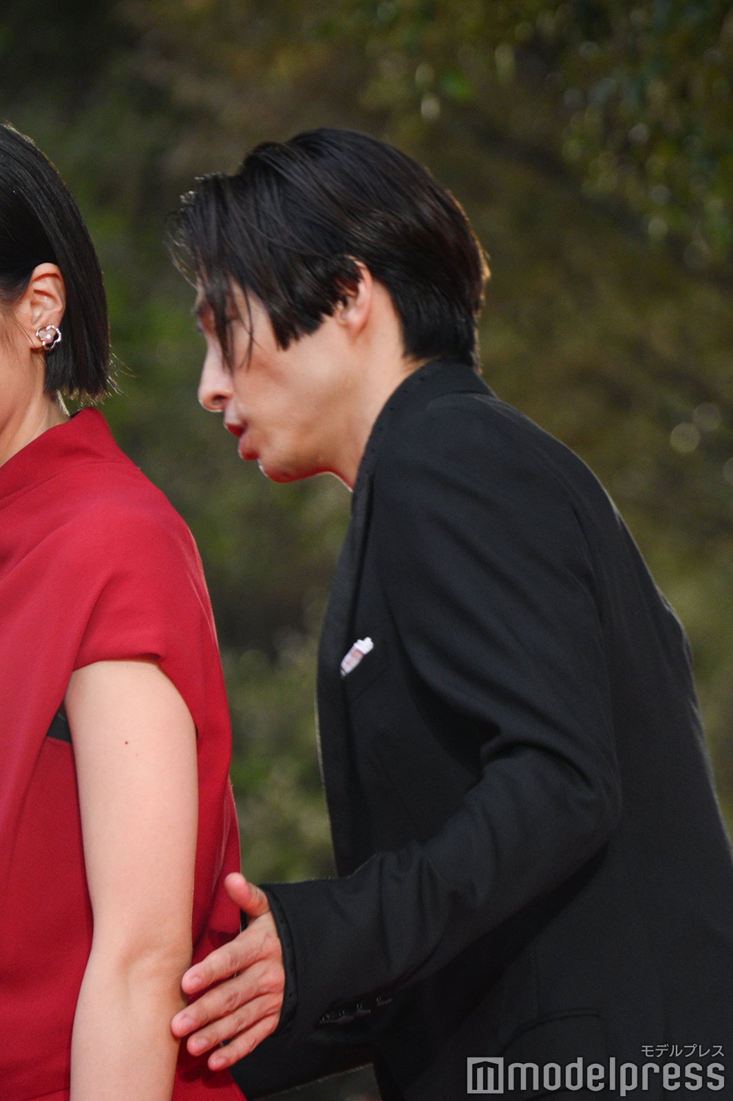 井上真央をエスコートする三宅健（C）モデルプレス