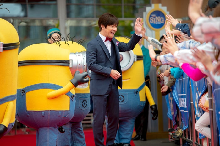 ミニオンたちと戯れる内村光良／画像提供：ユー・エス・ジェイ