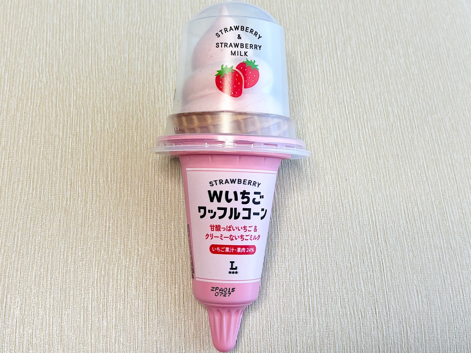 「Wいちごワッフルコーン」322円（税込）