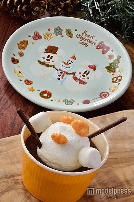 ２パーク共通：チョコレートケーキ、スーベニアプレート付き（￥720）（C）Disney