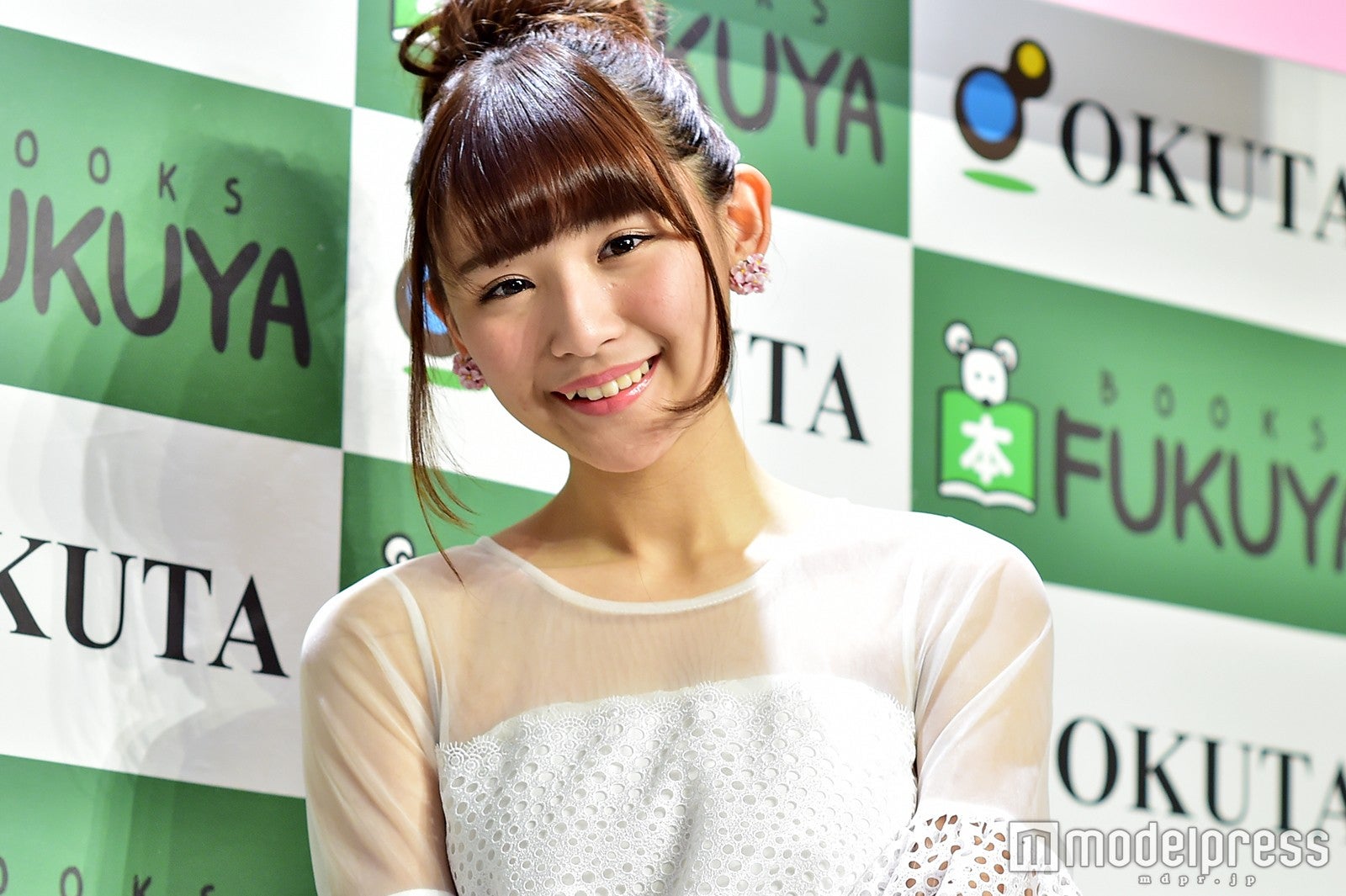 “1000年に1度の童顔巨乳”スパガ浅川梨奈、乃木坂46齋藤飛鳥と“かぶって”本音…30万円の写真集も発表