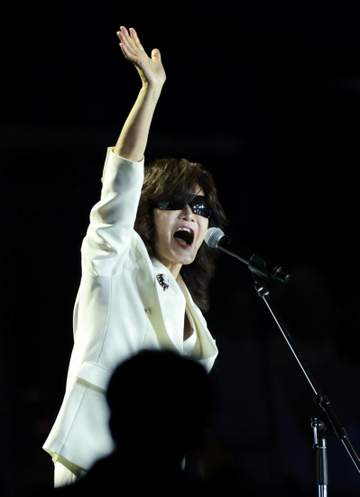 龍玄とし（Toshl）が国歌独唱 「気合入れていくぞー！」とファンに呼びかける 全身白の衣装で美しいハイトーンボイス響く