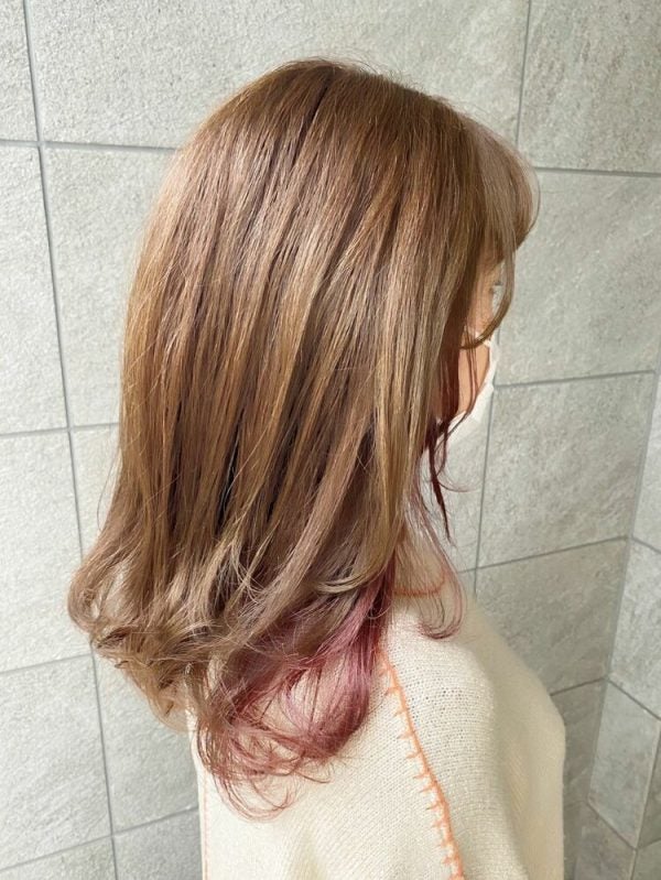 大人も挑戦しやすいロングヘア インナーカラー 女性らしいスタイルで垢抜け モデルプレス 大人も挑戦しやすいロングヘア インナーカラー 女性らしいスタイルで垢抜け モデルプレス