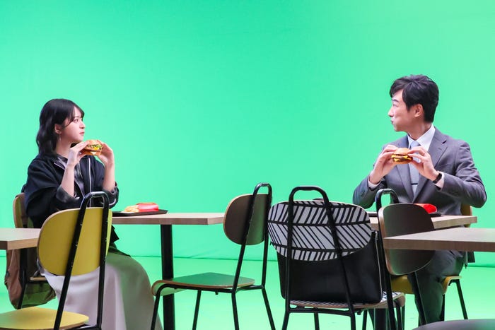 佐々木舞香、堺雅人/新CM「普通のマックじゃ物足んねえ。」篇/メイキングより(提供写真)