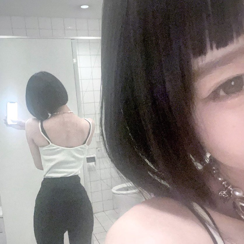 あの、オン眉＆美脚際立つ姿に「可愛すぎる」「スタイル抜群」と反響