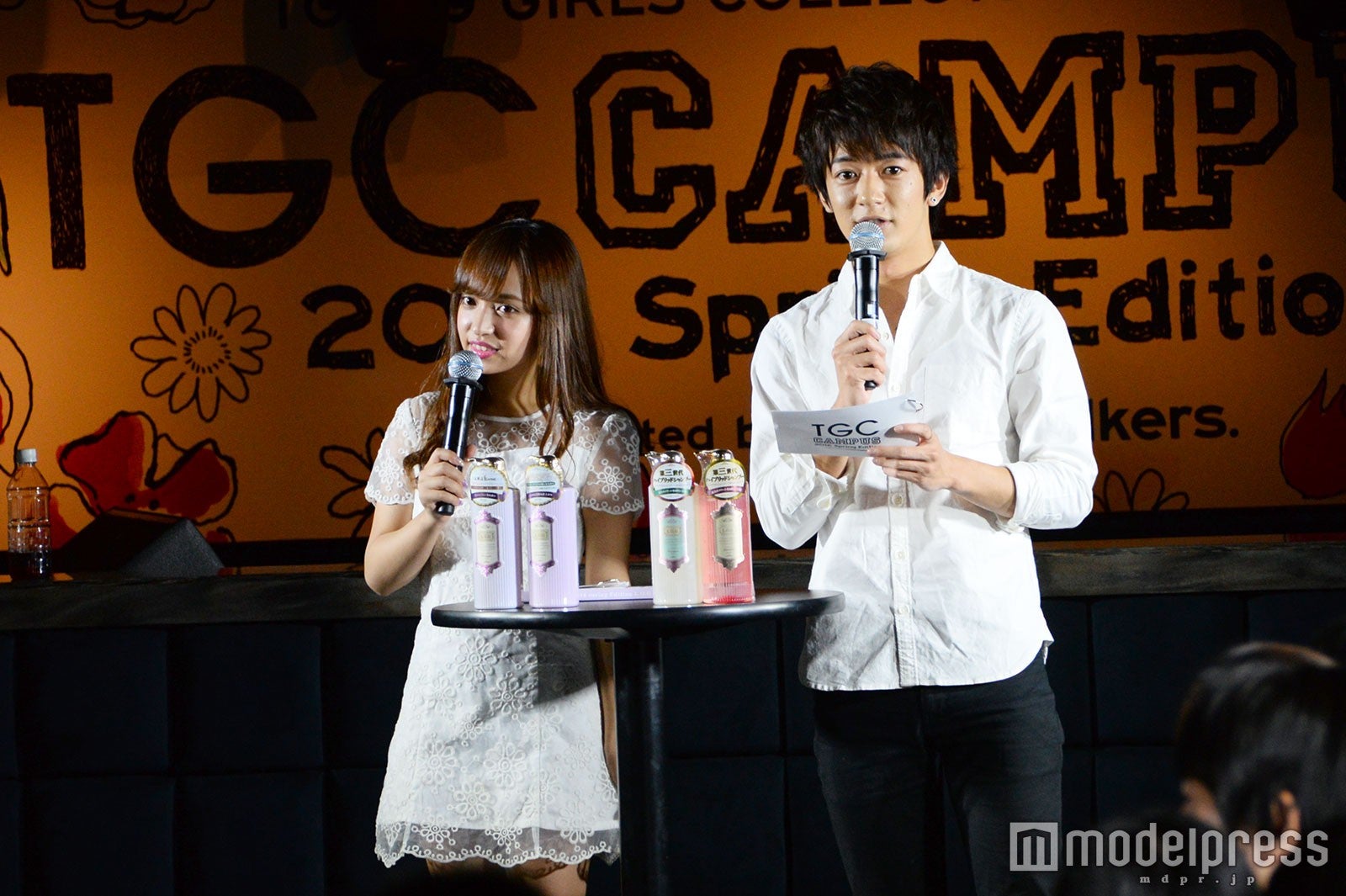 ステージでトークに花を咲かせた（左から）ゆみちぃ、大倉士門（C）モデルプレス