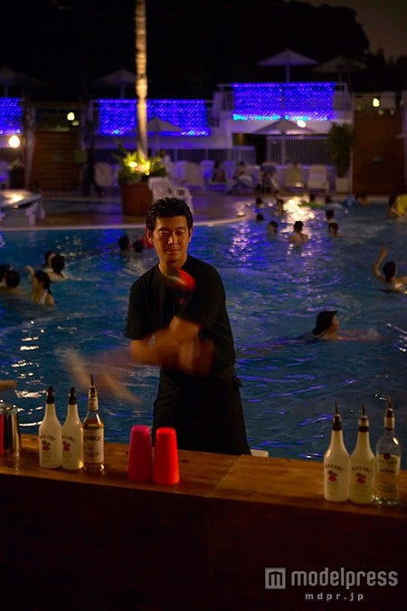 「GARDEN POOL」、バーテンダーがカクテルを振る舞う／画像提供：ホテルニューオータニ