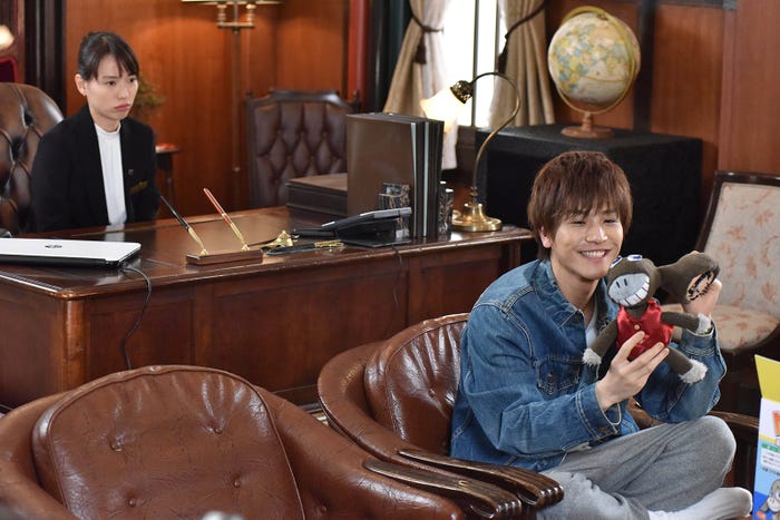 戸田恵梨香、岩田剛典/「崖っぷちホテル!」第3話より(C)日本テレビ