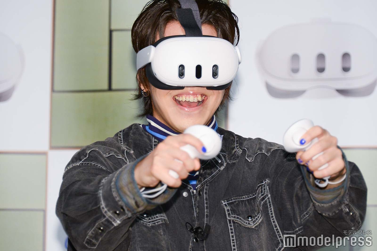 猫と遊んで満面の笑みのタカシ（C）モデルプレス