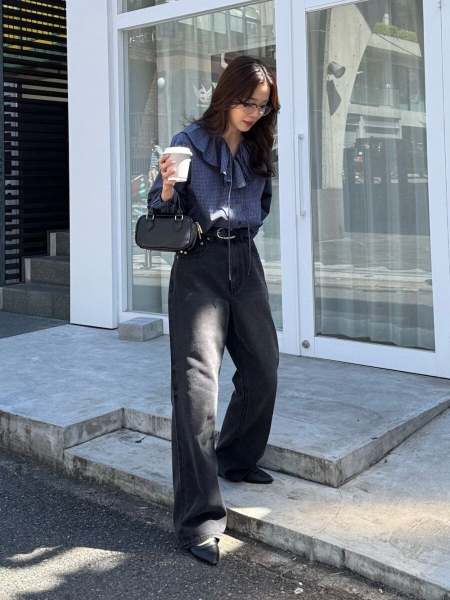 2026春大人女性おすすめブラウス黒デニムコーデ