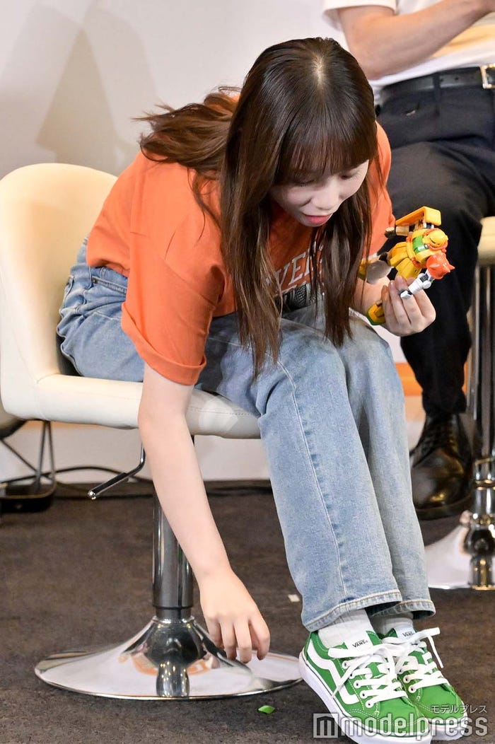 ロボットのパーツを落としてしまった与田祐希(C)モデルプレス