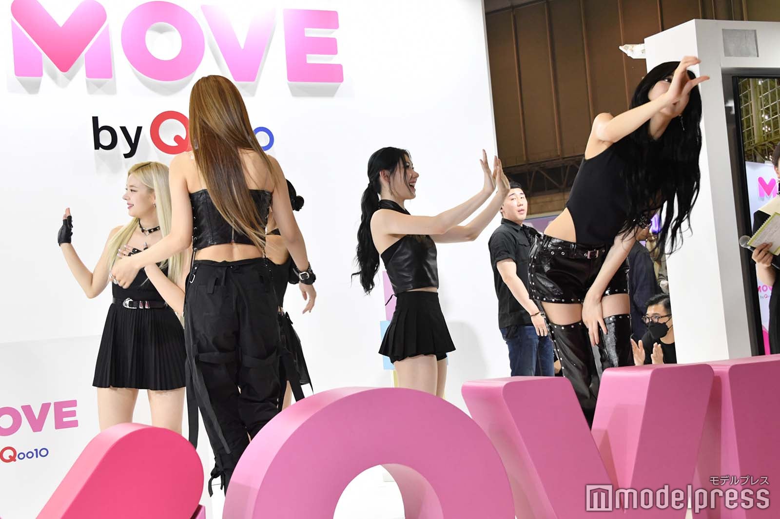 全方位のファンへ挨拶するITZY（C）モデルプレス