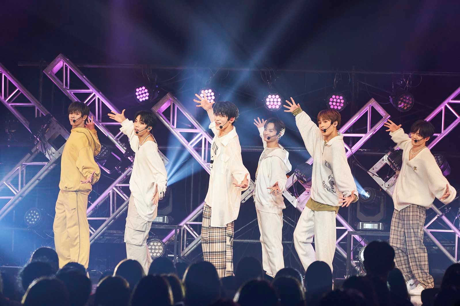 DXTEEN（C）LAPONE Entertainment