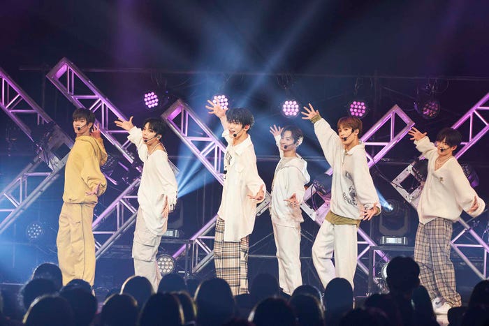 DXTEEN(C)LAPONE Entertainment