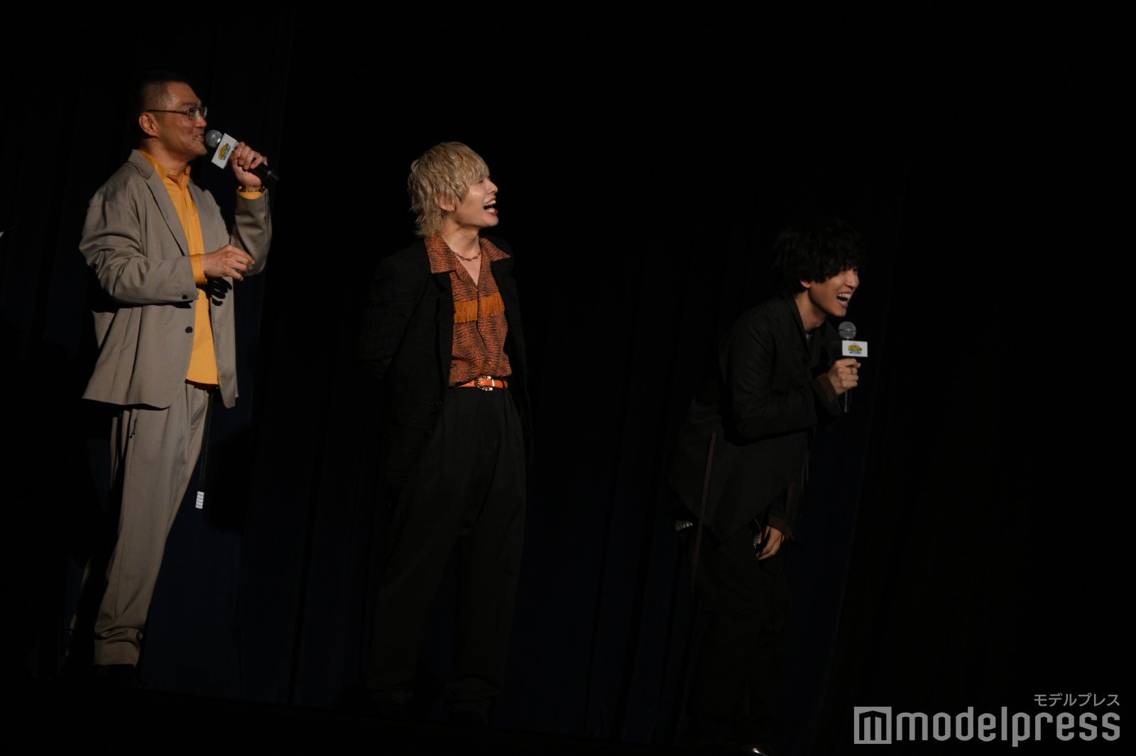 「AnimeExpo2024」での映像を見ている三宅健太、岡本信彦、山下大輝（C）モデルプレス