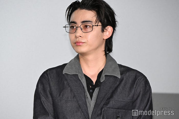 マネージャーの私物メガネを着用する豊田裕大(C)モデルプレス