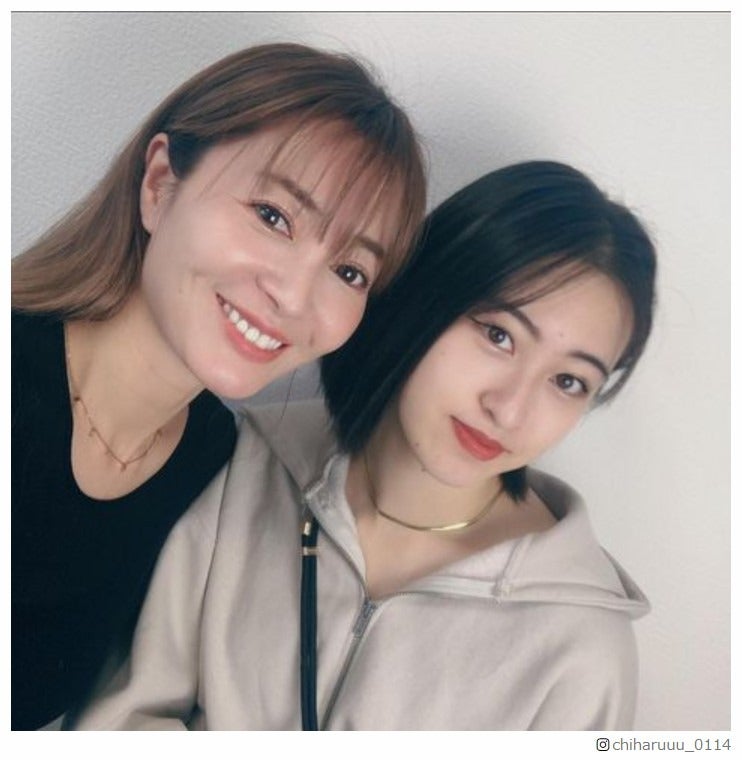 新山千春「恋ステ」出演の娘・もあとの親子ショット公開「美人すぎる2人」と反響