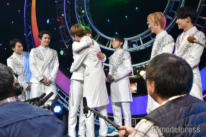 会見中のTravis Japan/SHOW TIMEでペアを組む七五三掛龍也と中村海人がハグ。それを見守ったり嫉妬したり(?)するメンバー(C)モデルプレス