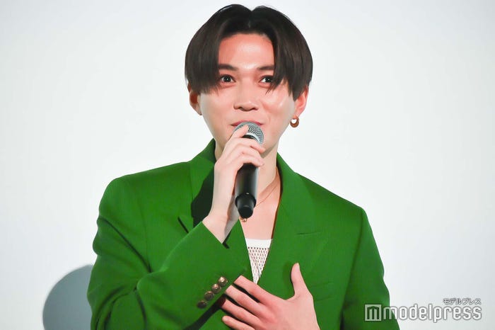 三角チョコパイは白派だと熱弁する八木勇征(C)モデルプレス