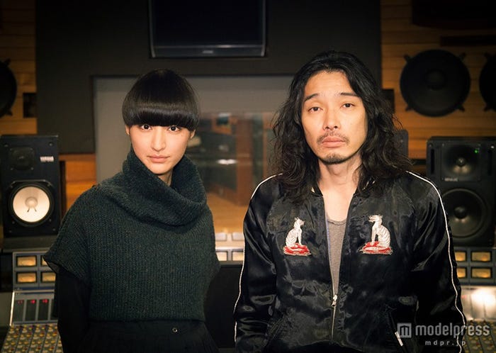 シシド・カフカ（左）絶賛した斉藤和義（右）【モデルプレス】