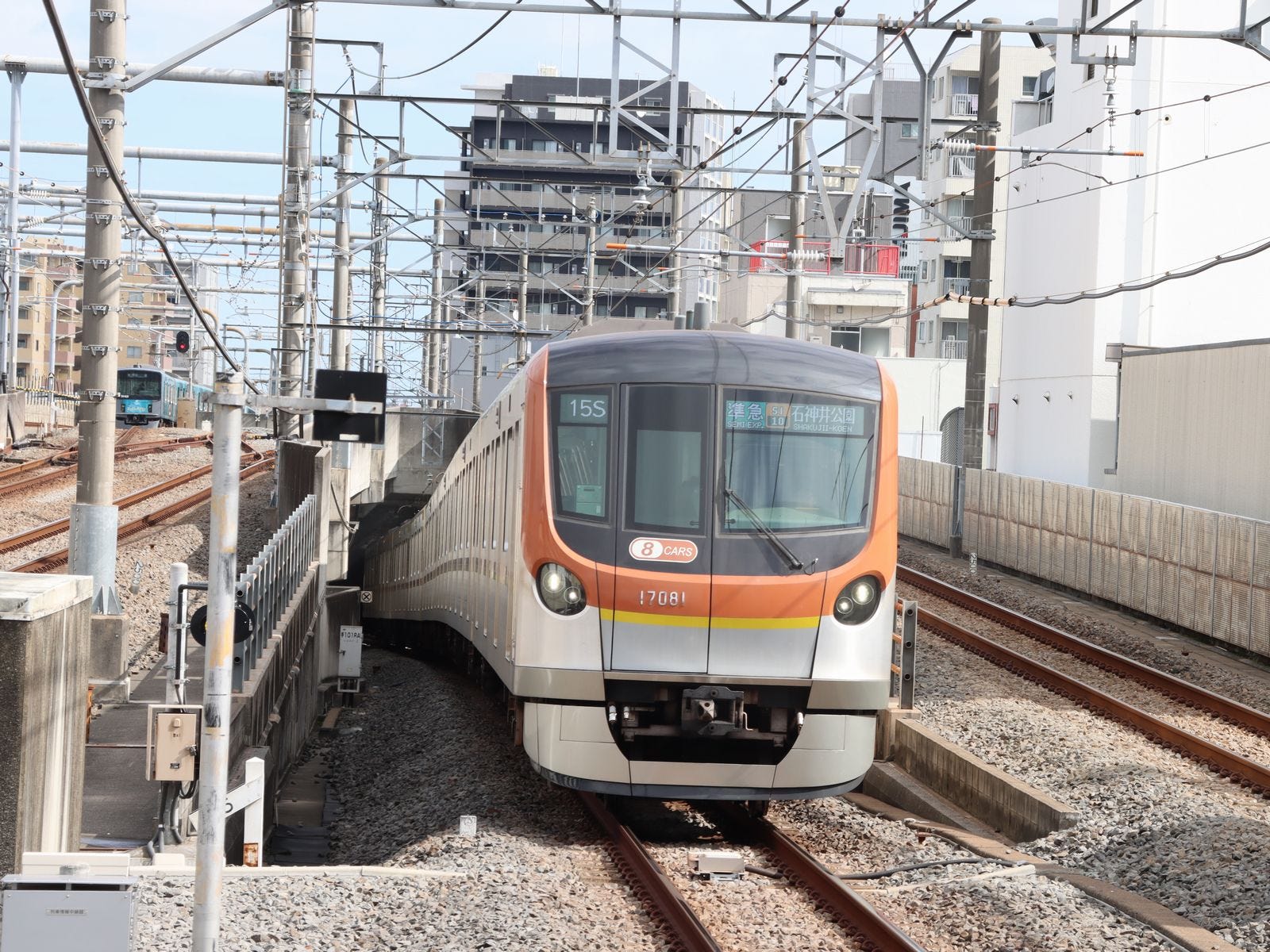東京メトロの車両が地下から顔を出して練馬駅に到着