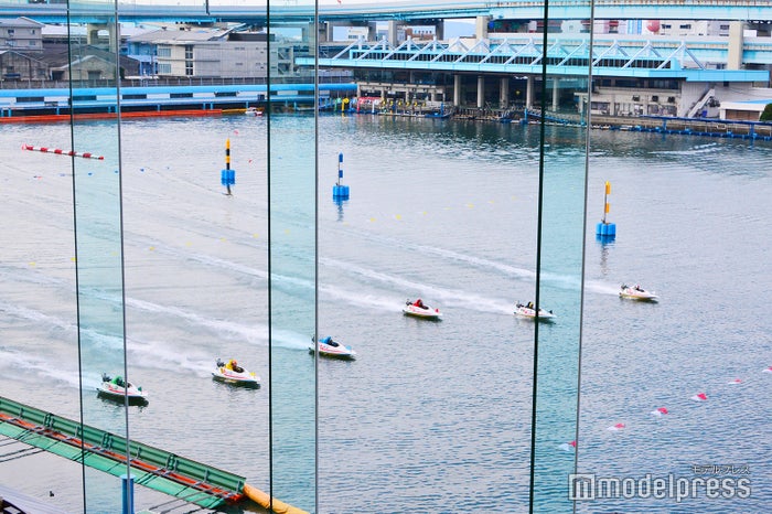 女性専用・カップル専用シートも選べる3階指定席(有料)からのレース風景(C)モデルプレス