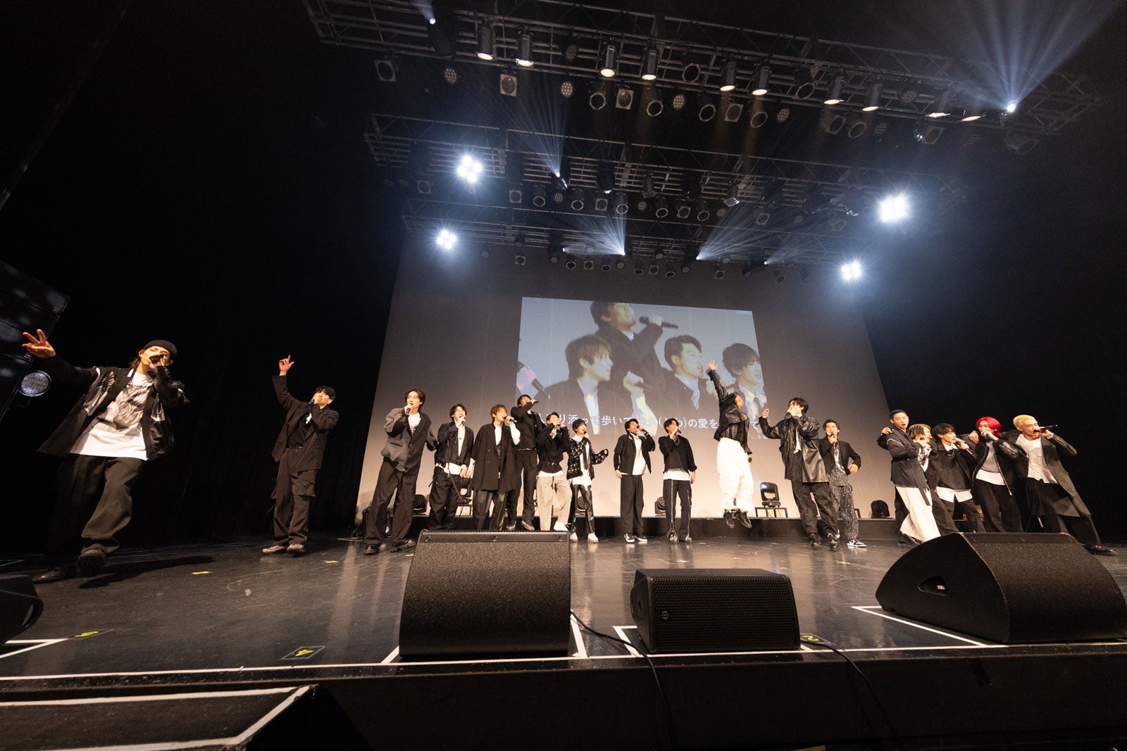 「キセキ／GreeeeN」を大合唱するホリアクメンバー（提供写真）