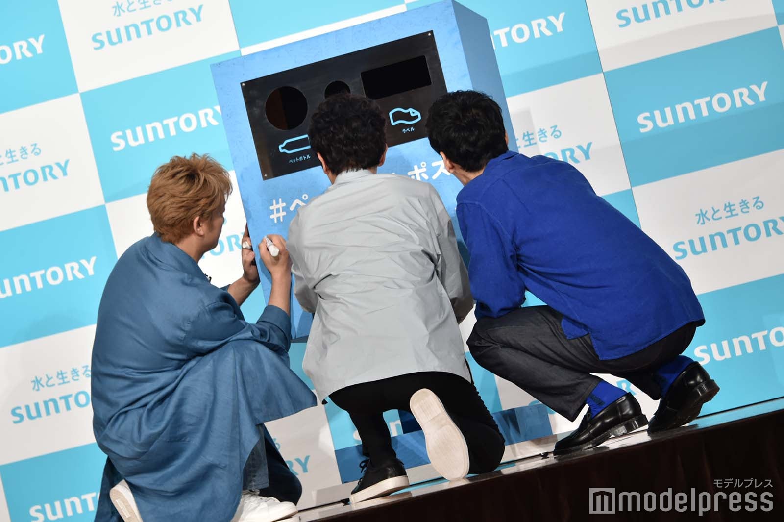 ペットボトルポストにメッセージを書き込む香取慎吾、稲垣吾郎、草なぎ剛（C）モデルプレス