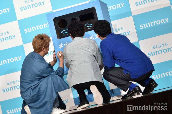 ペットボトルポストにメッセージを書き込む香取慎吾、稲垣吾郎、草なぎ剛(C)モデルプレス