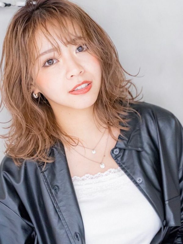ミディアム女子が魅せるかっこいい髪型って 大人が演出するクールなおしゃれヘア モデルプレス ミディアム女子が魅せるかっこいい髪型って 大人が演出するクールなおしゃれヘア モデルプレス
