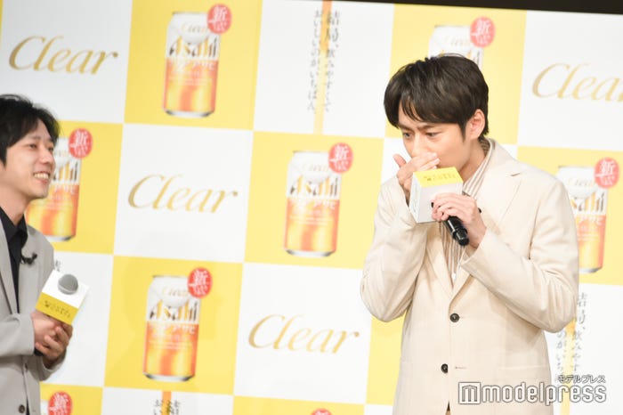 ボイスパーカッションで謝罪する中丸雄一、(左)笑いをこらえきれない二宮和也(C)モデルプレス