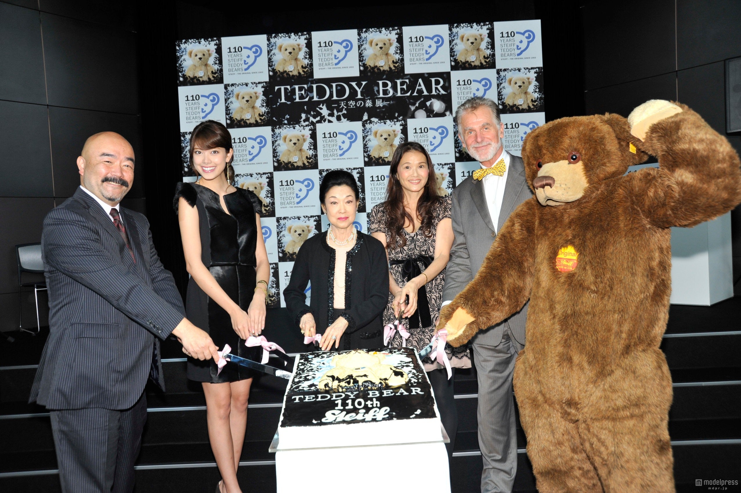 左から：佐藤豊彦さん（日本玩具文化財団理事長）、森星、若尾文子、高見恭子、ルッツ・ゲアゲンス公使（ドイツ大使館）、テディ君