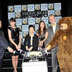 左から:佐藤豊彦さん(日本玩具文化財団理事長)、森星、若尾文子、高見恭子、ルッツ・ゲアゲンス公使(ドイツ大使館)、テディ君