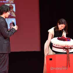 横浜流星のバースデーケーキを運ぶ吉高由里子（C）モデルプレス