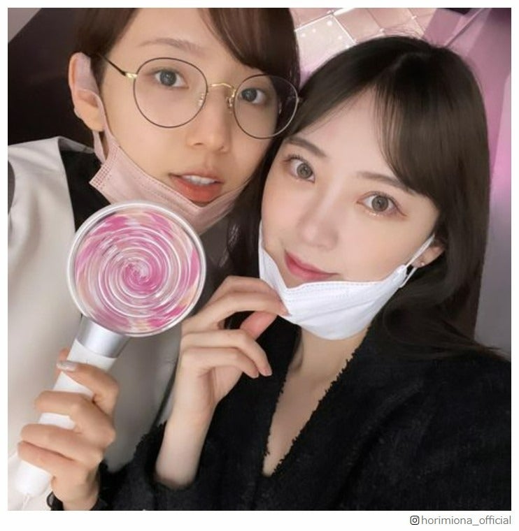 堀未央奈＆新内眞衣、TWICEライブ参戦を報告「楽しそう」「2期生仲良い！」の声