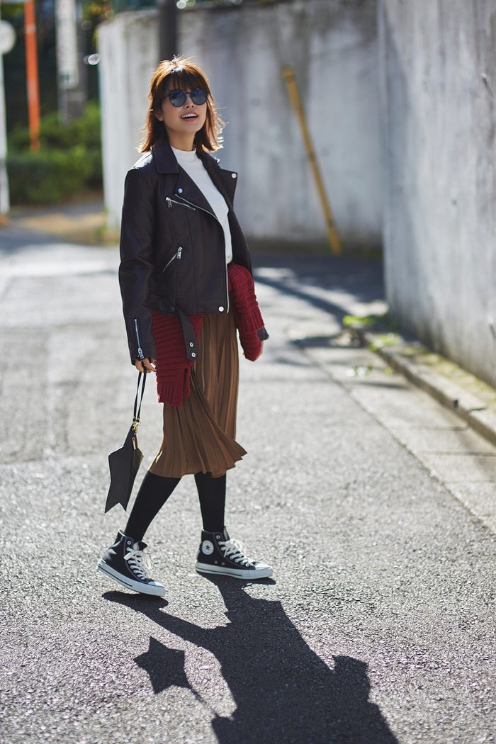 ライダースジャケット¥7,250/Bershka(ベルシュカ・ジャパン カスタマーサービス) ハイネックカットソー¥1,990/AZUL by moussy(バロックジャパンリミテッド) モールニット¥5,900/SPIRAL GIRL プリーツスカート¥1,990/GU サングラス¥12,800/KOMONO(エイチエムエスウォッチストア 表参道) バッグ¥7,900/キャセリーニ スニーカー¥5,800/コンバース(コンバースインフォメーションセンター) タイツ/私物(C)TOPLOG