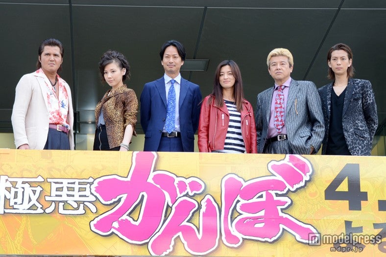 新月9ドラマ「極悪がんぼ」制作発表会の様子（左より）竹内力、仲里依紗、椎名桔平、尾野真千子、三浦友和、三浦翔平