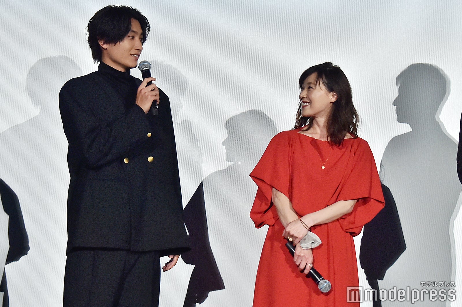 （左から）金子大地、大塚寧々（C）モデルプレス