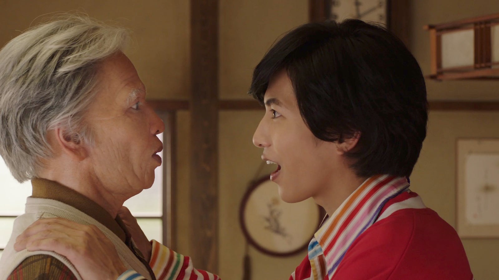 おじいちゃんの志尊淳と若者の志尊淳「ライト！50年前のオレ」篇（提供写真）